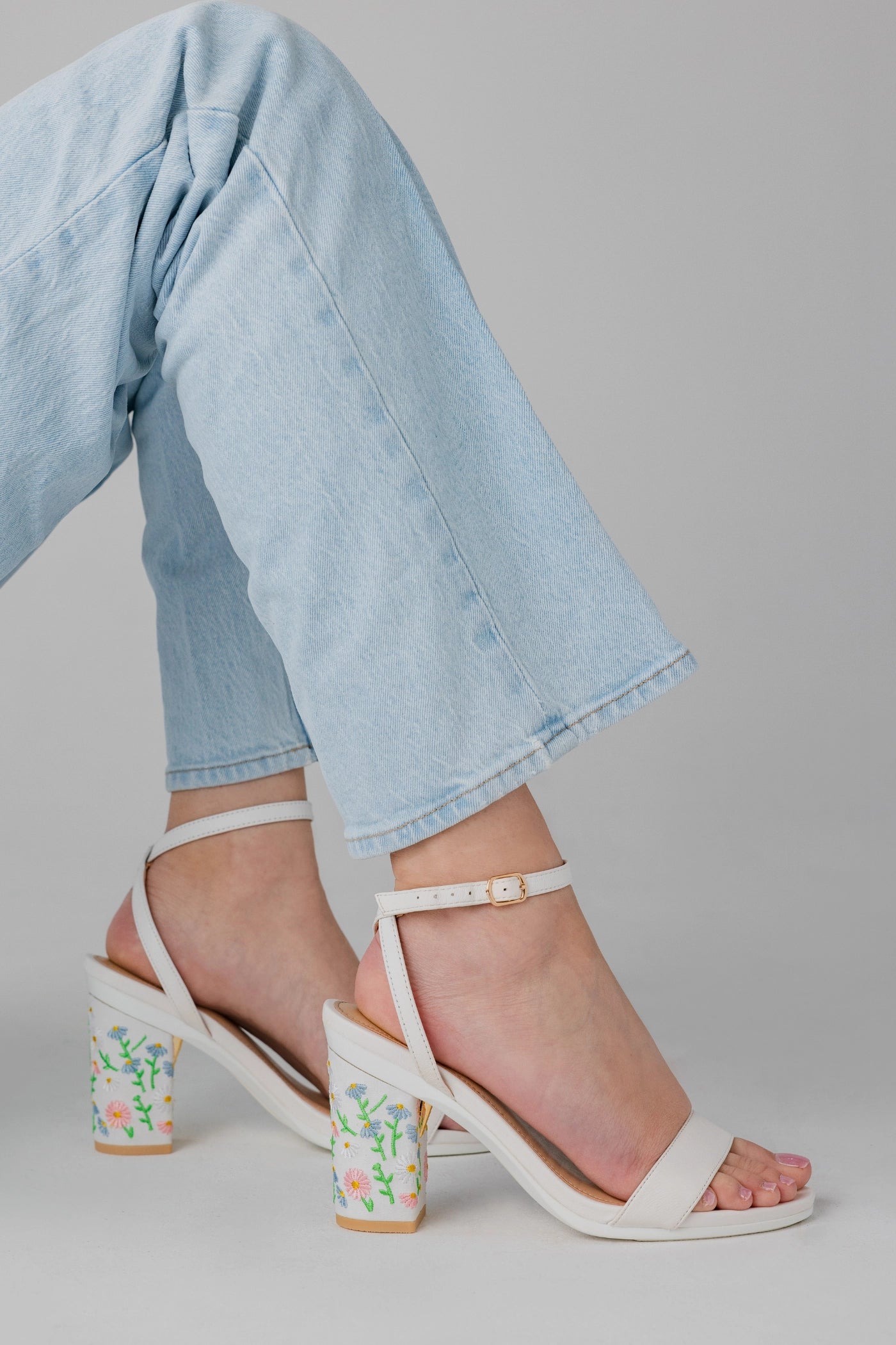 Block Heel Kit 3 White Daisy Embroidery